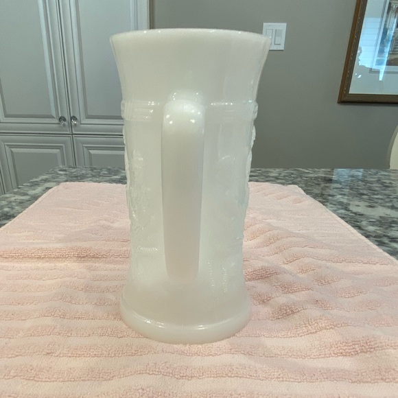 EUC 2 VTG 1960’S  FEDERAL WHITE MILK GLASS STEIN MUGS WITH EMBOSSED PUB SCENE - Picture 5 of 11